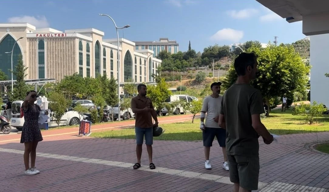 Sınavı dakikalarla kaçırdılar, tabelayı göremedikleri söylenince içeri alındılar
