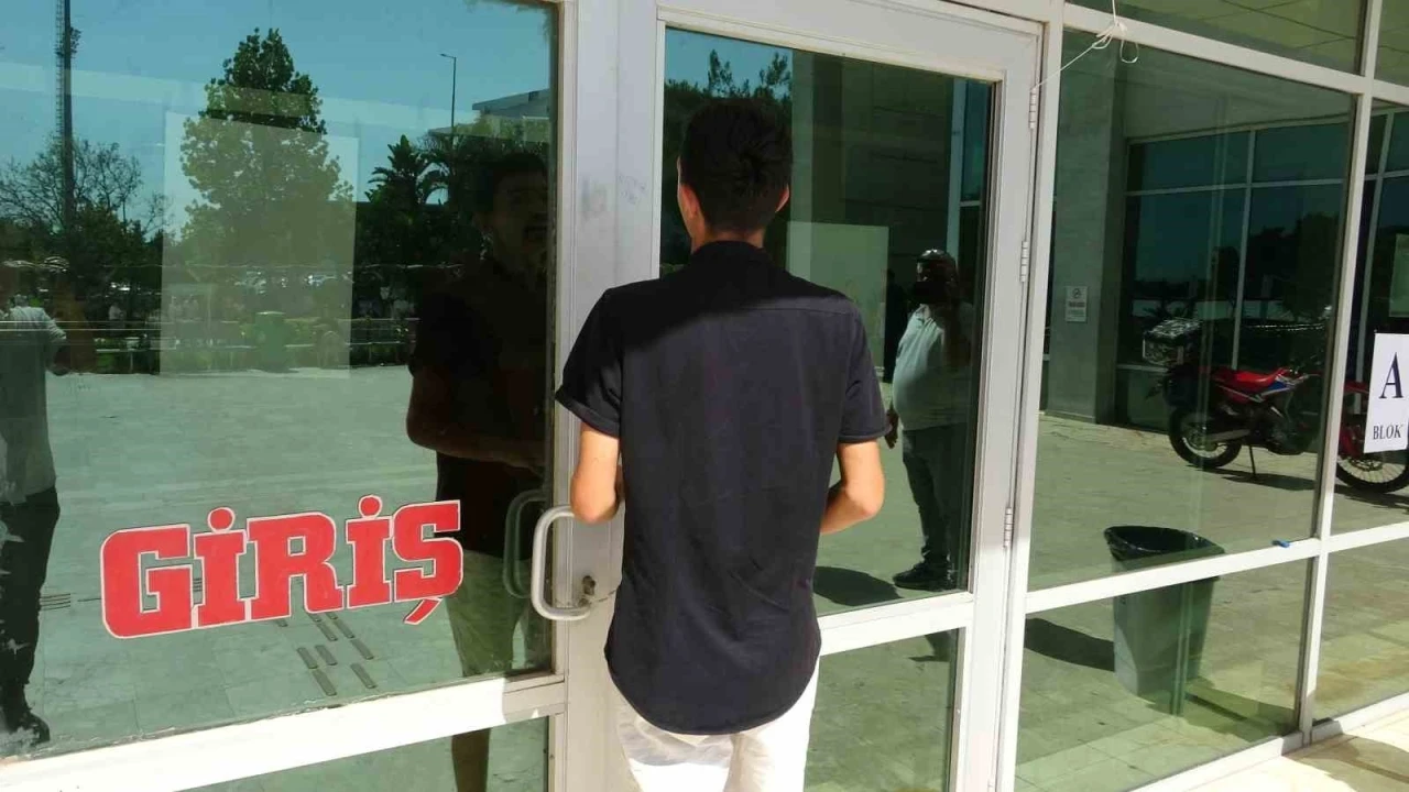 Sınavı saniyelerle ka&ccedil;ırdı, denemedik kapı bırakmadı
