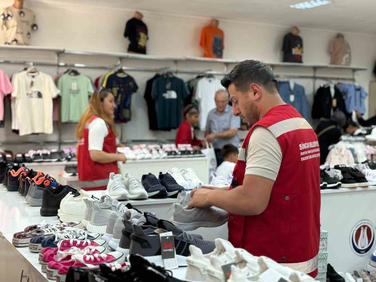 Sincan Belediye Başkanı Ercan çocuklara bayramlık hediye etti
