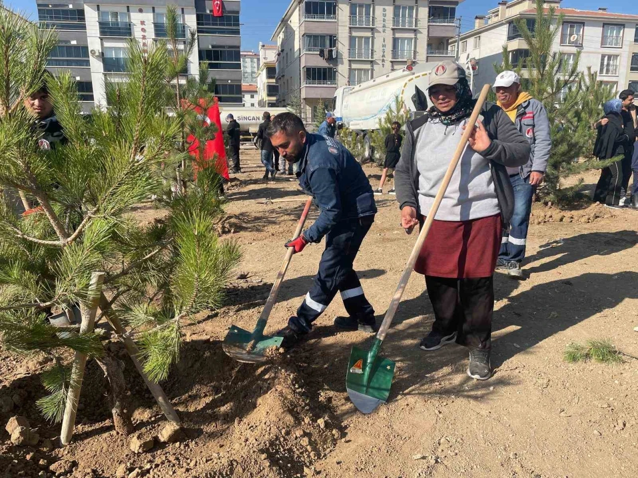 Sincan Belediye Başkanı Ercan: &quot;Sincan’da kişi başına düşen yeşil alan için 15 metrekare civarında bir alandan söz edebiliriz&quot;

