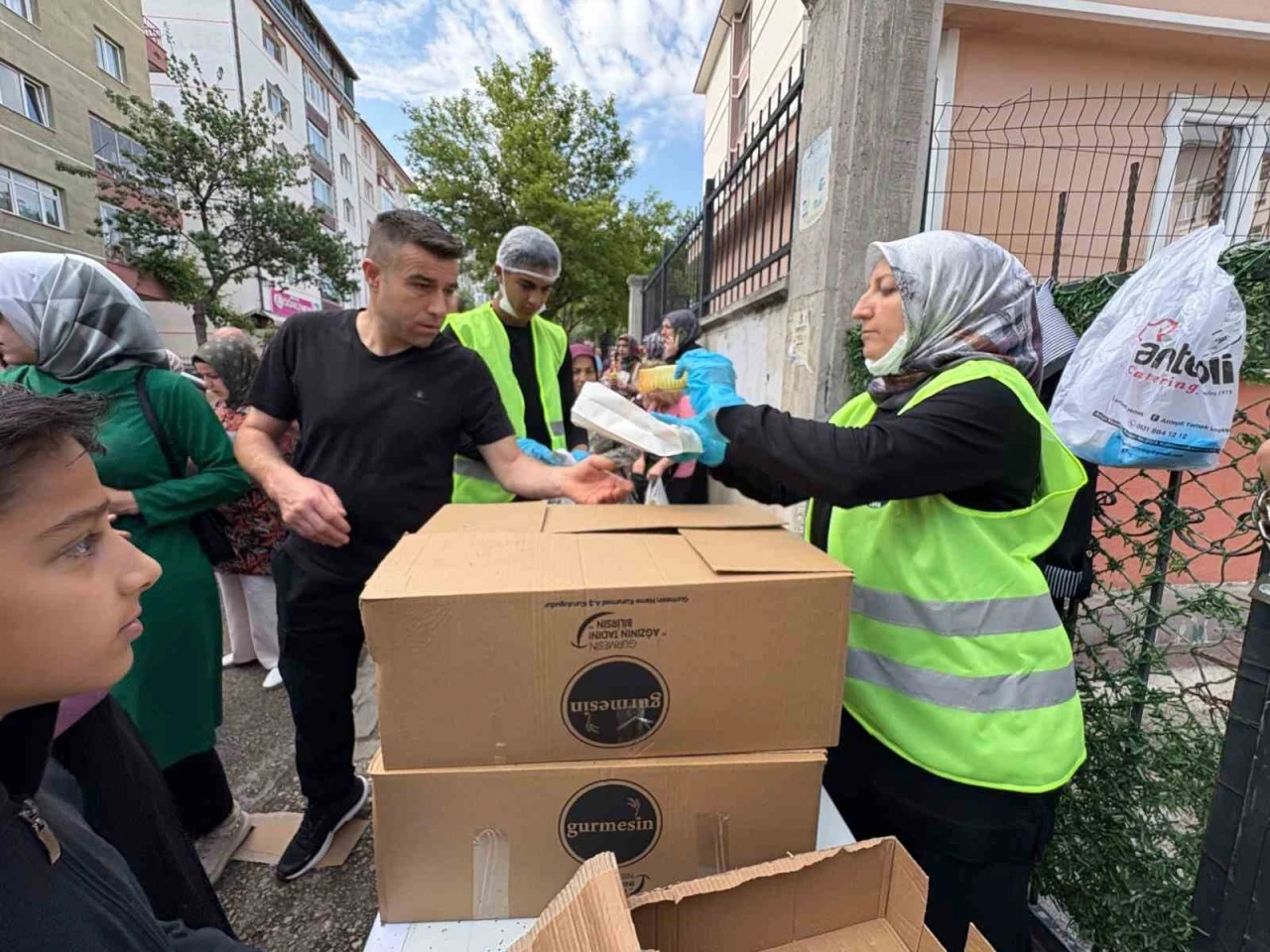 Sincan Belediyesi&rsquo;nden LGS &ouml;ncesi simit ve meyve suyu ikramı
