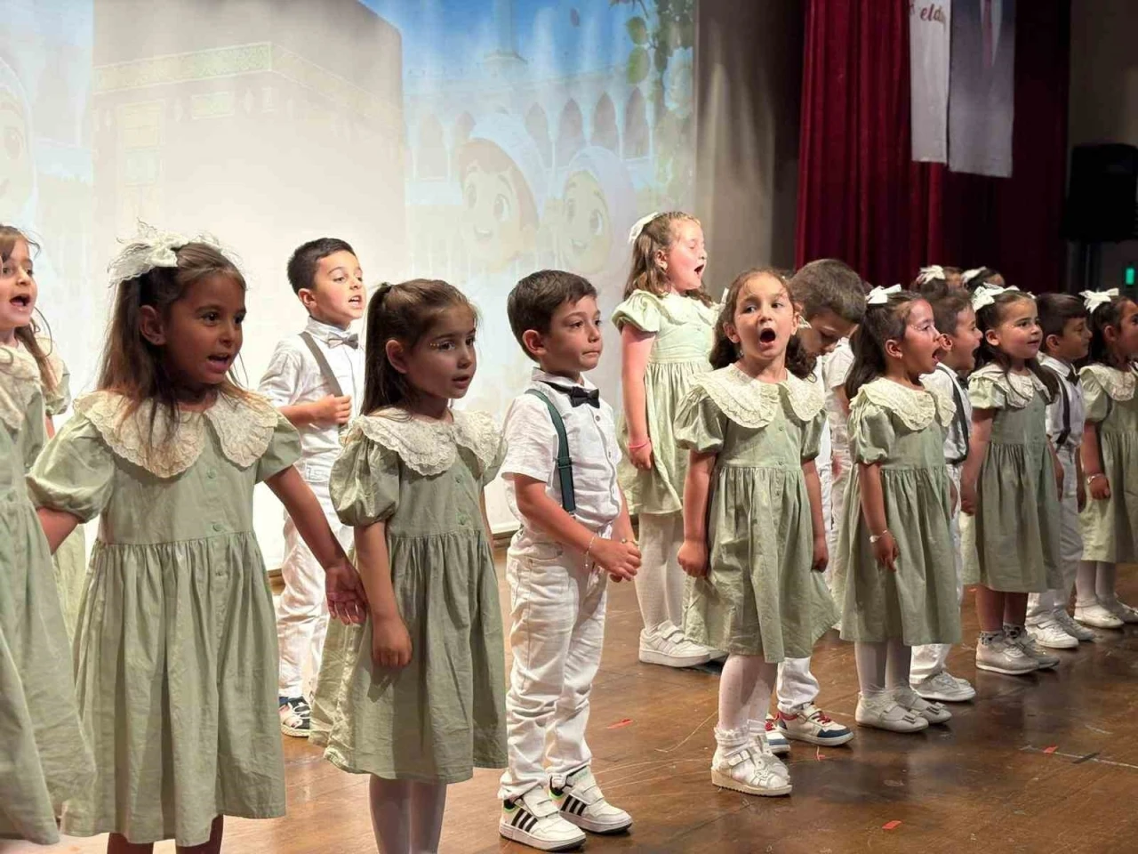 Sincanlı miniklerden yıl sonu g&ouml;sterisi ve sergisi
