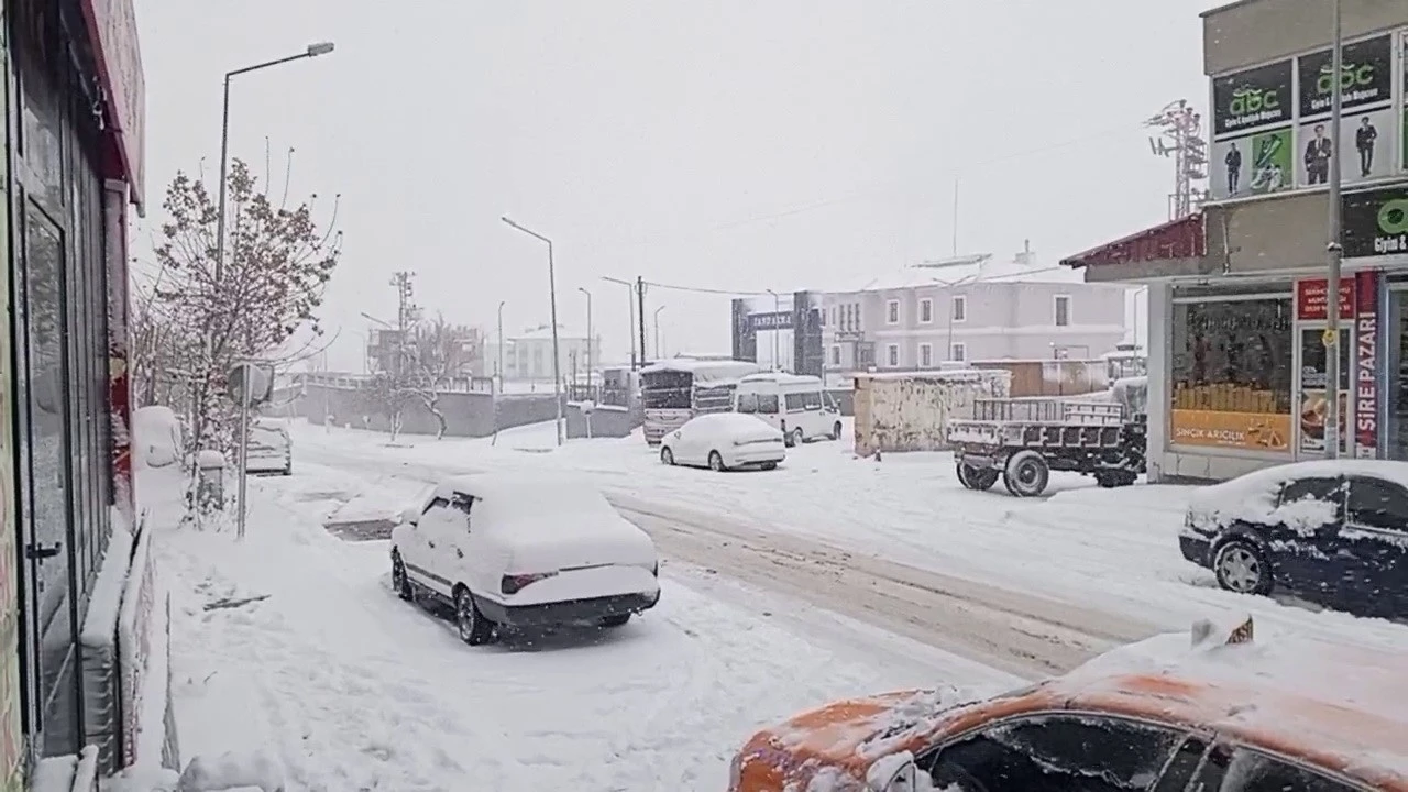 Sincik&rsquo;te kar yağışı il&ccedil;eyi beyaza b&uuml;r&uuml;d&uuml;
