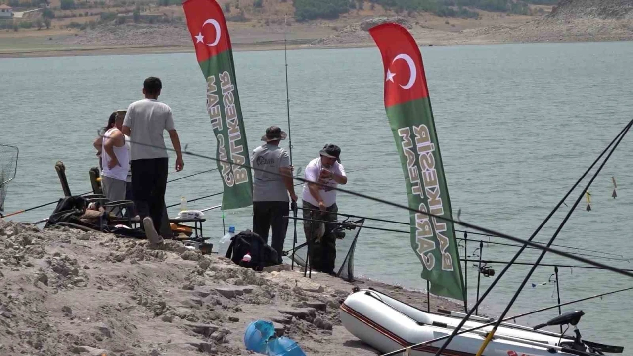 Sındırgı’da balıkçılar baraj gölünde kıyasıya yarıştı
