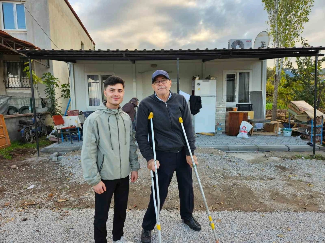 Sındırgı’da deprem sonrası yaralar sarılıyor
