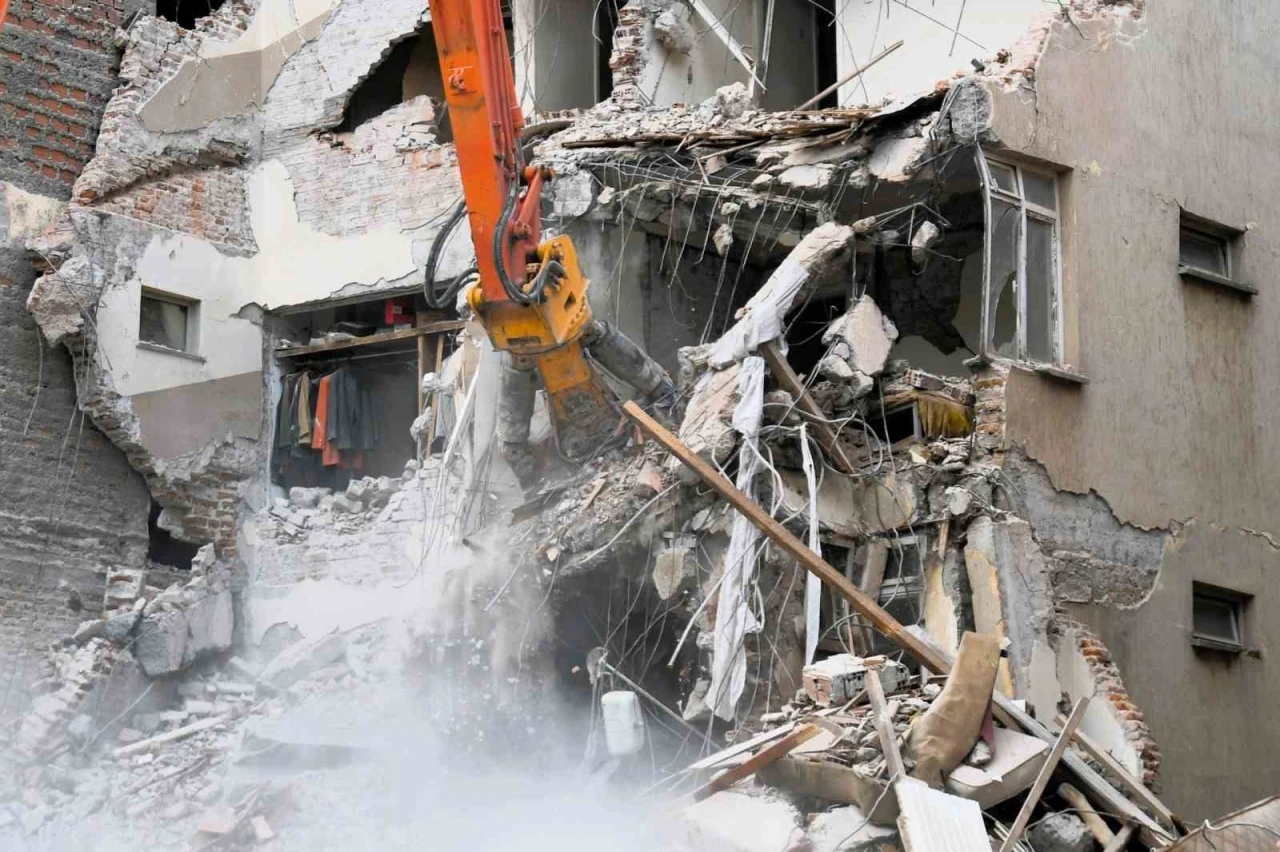 Sındırgı’da depremin izleri siliniyor
