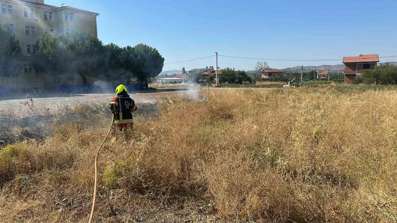 Sındırgı’da okul yanında çıkan ot yangını söndürüldü
