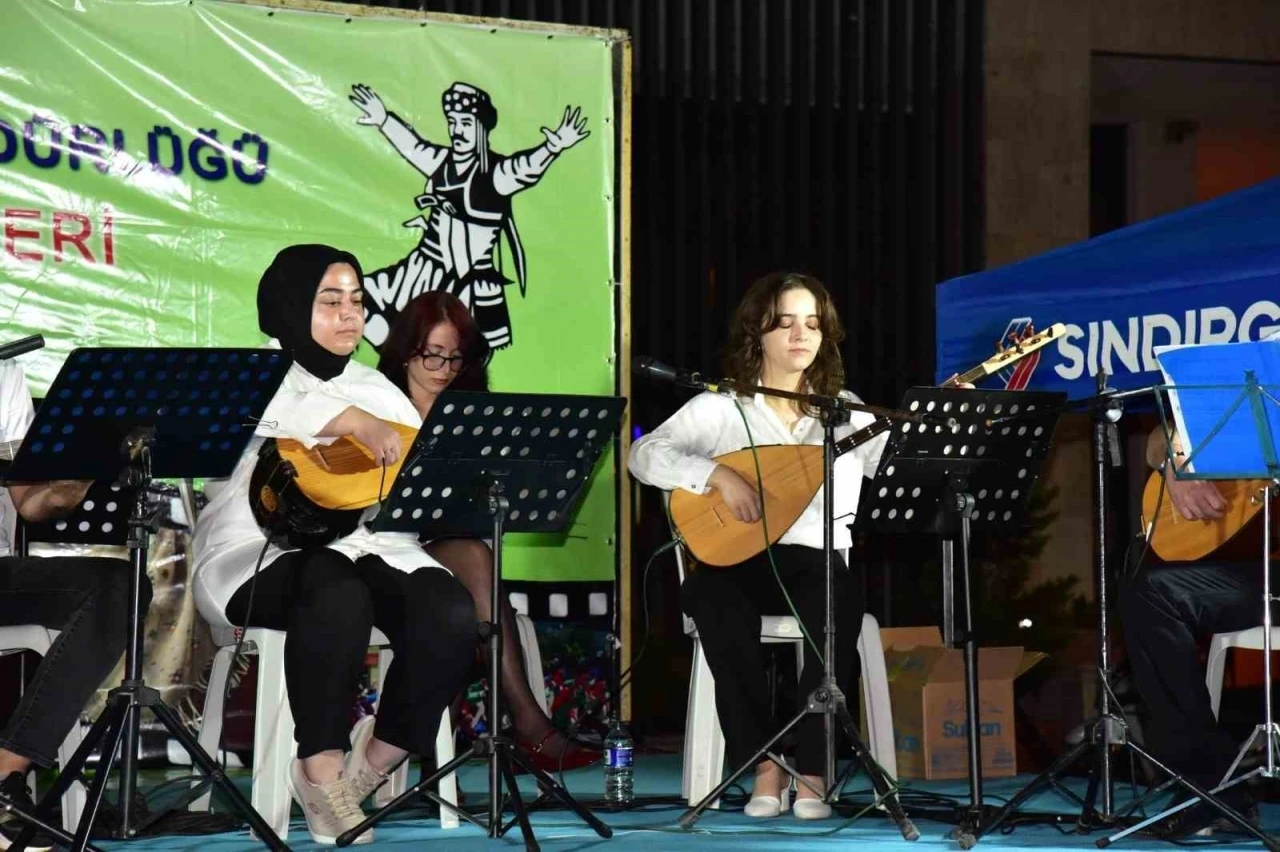 Sındırgı’da &quot;Hayat Boyu Öğrenme Haftası&quot; sergisi açıldı
