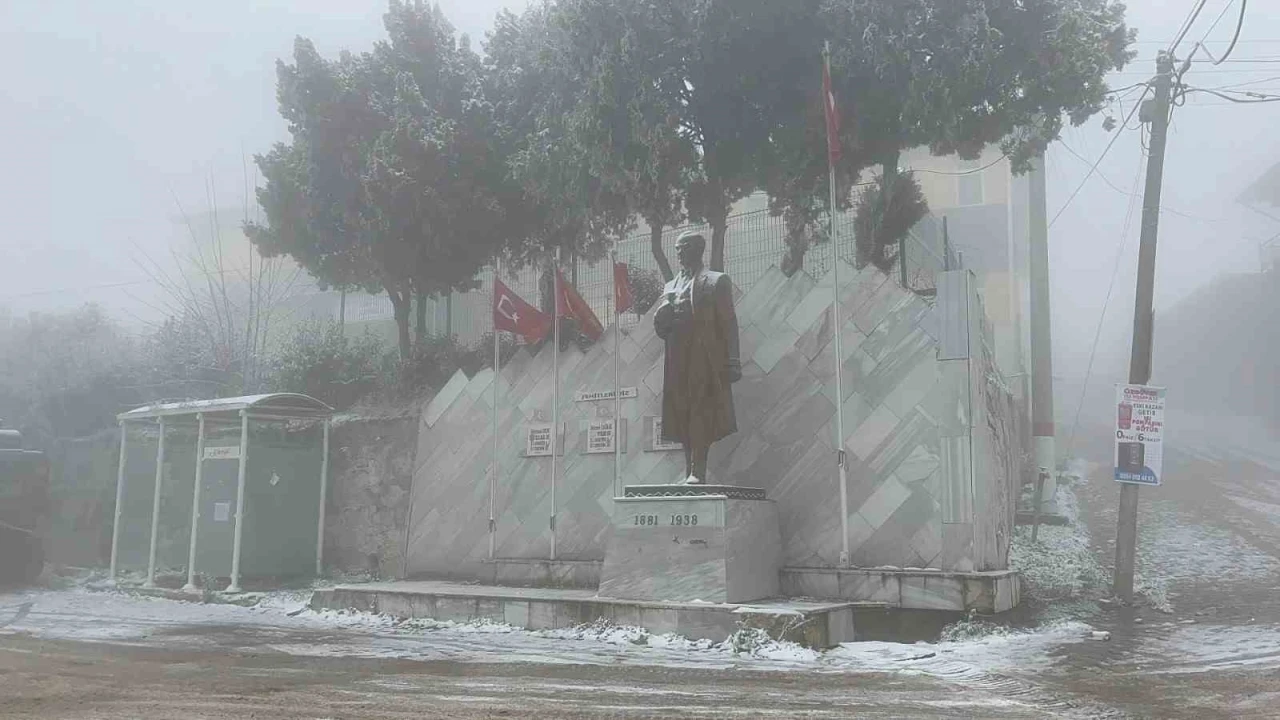 Sındırgı&rsquo;nın y&uuml;ksek kesimlerinde kar ve buzlanma etkisini artırdı
