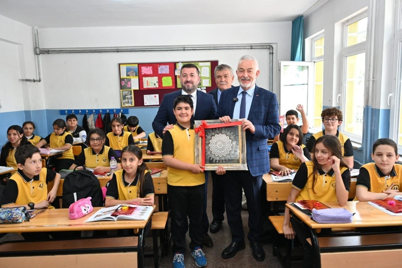 Sınıf başkanının seçim vaadi belediye başkanını okula getirme oldu
