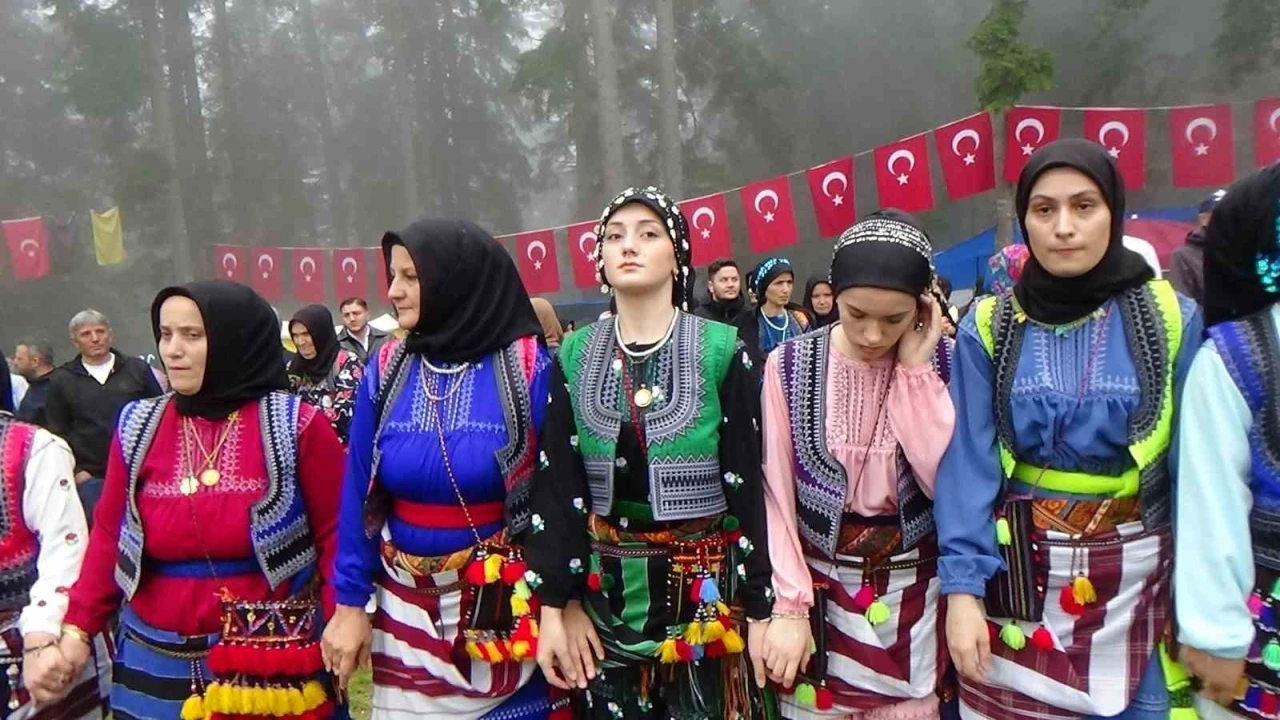 Sinlice K&ouml;y&uuml; 27. G&ouml;ll&uuml;alan Şenlikleri sis ve yağmur altında d&uuml;zenlendi
