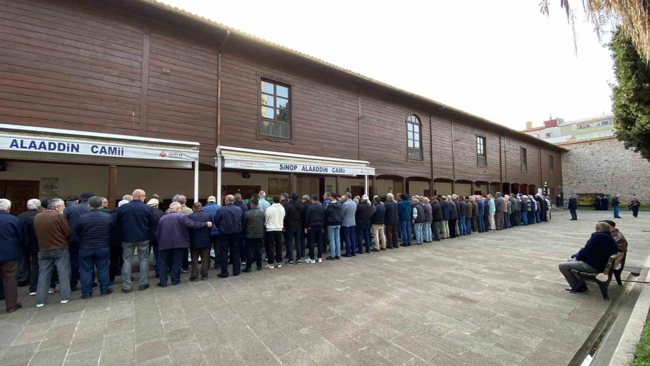 Sinop’ta çöp kamyonunun çarptığı kadın toprağa verildi
