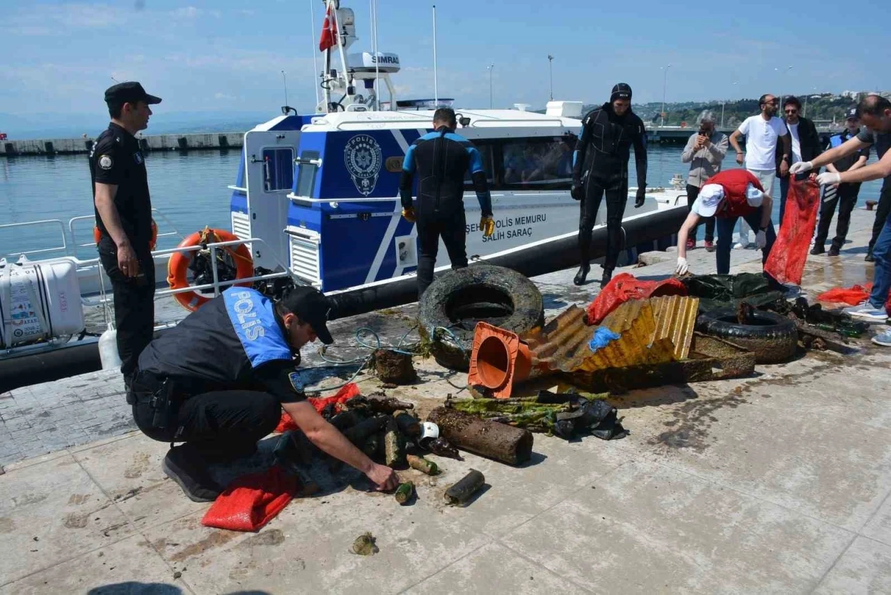 Sinop’ta deniz altından atık malzemeler çıkarıldı
