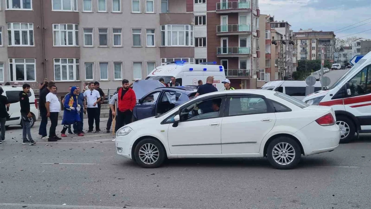 Sinop’ta iki otomobil çarpıştı: 2 yaralı
