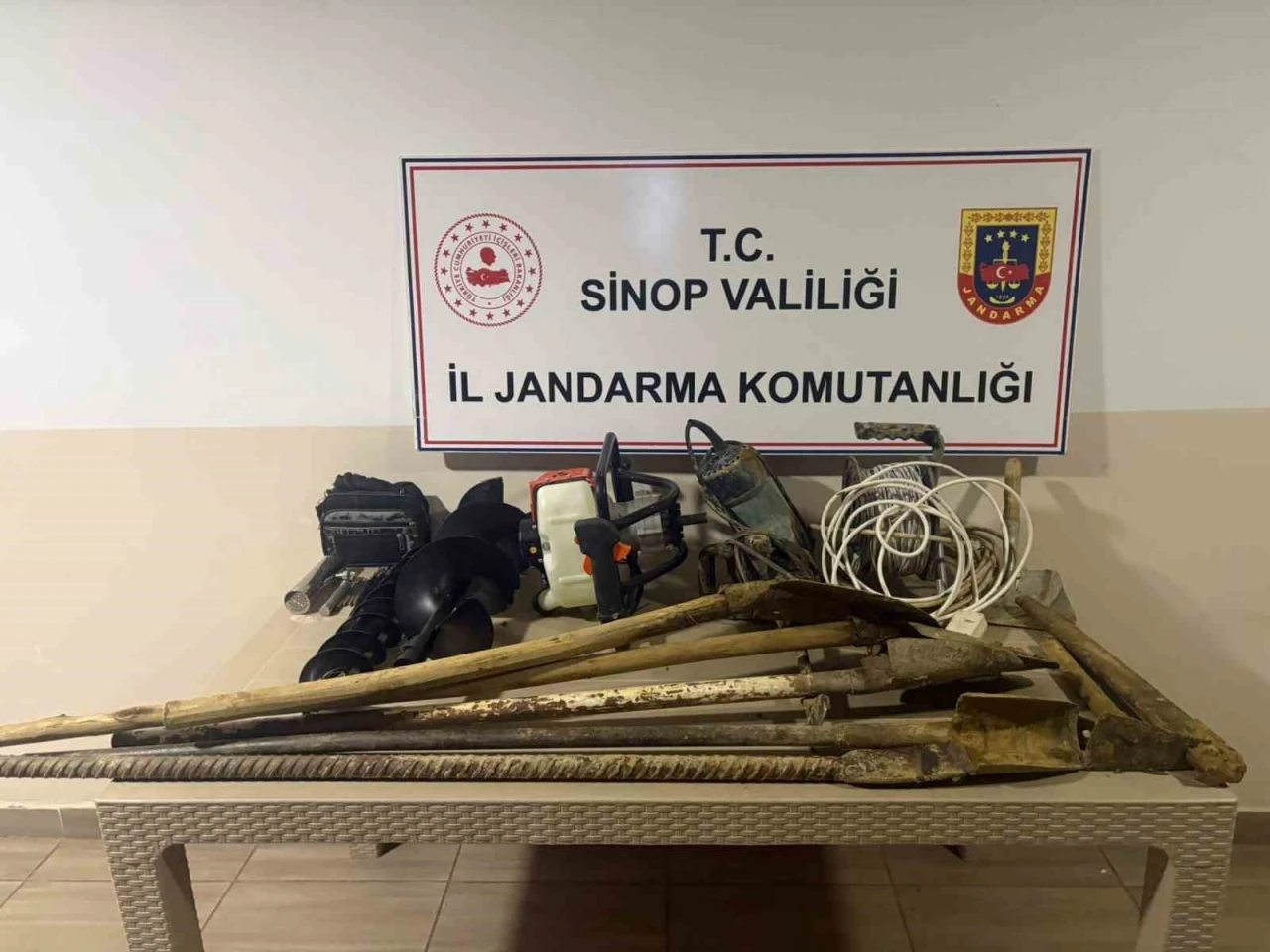 Sinop’ta kaçak kazıya suçüstü: 8 kişi yakalandı
