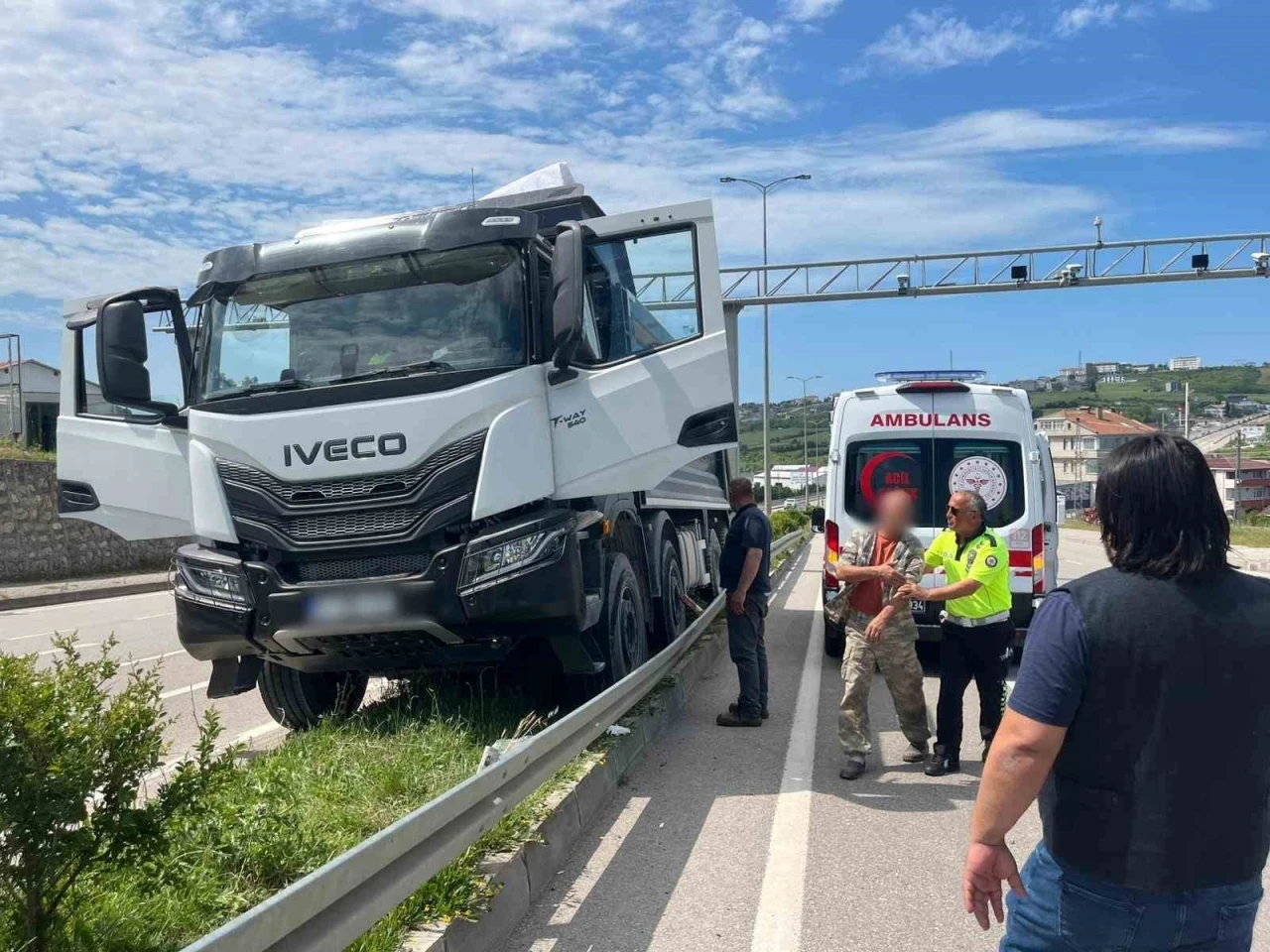 Sinop&rsquo;ta kamyon s&uuml;r&uuml;c&uuml;s&uuml; direksiyon başında fenalaştı: 1 yaralı
