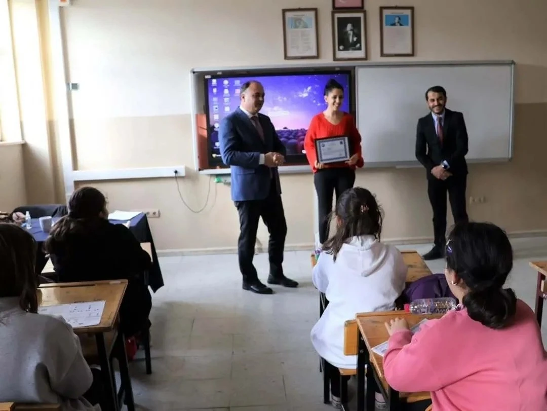 Sinop&rsquo;ta &ouml;ğrenciler i&ccedil;in g&ouml;n&uuml;ll&uuml; &ccedil;alışan &ouml;ğretmen &ouml;d&uuml;llendirildi
