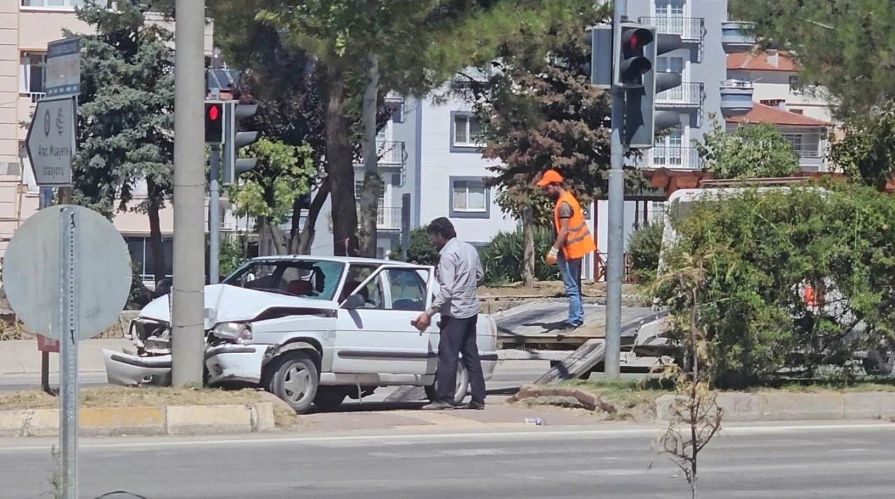 Sinop’ta otomobil aydınlatma direğine çarptı: 1 yaralı
