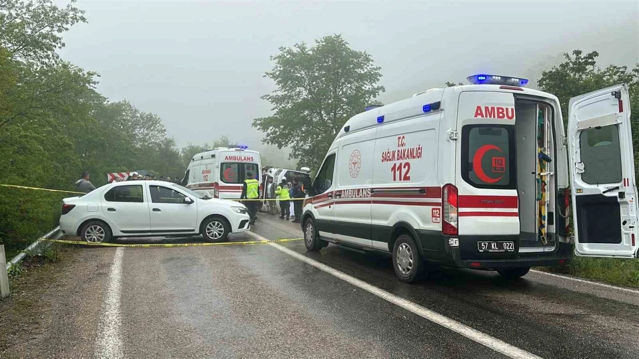 Sinop’ta tur otobüsü devrildi: 2’si ağır 18 yaralı
