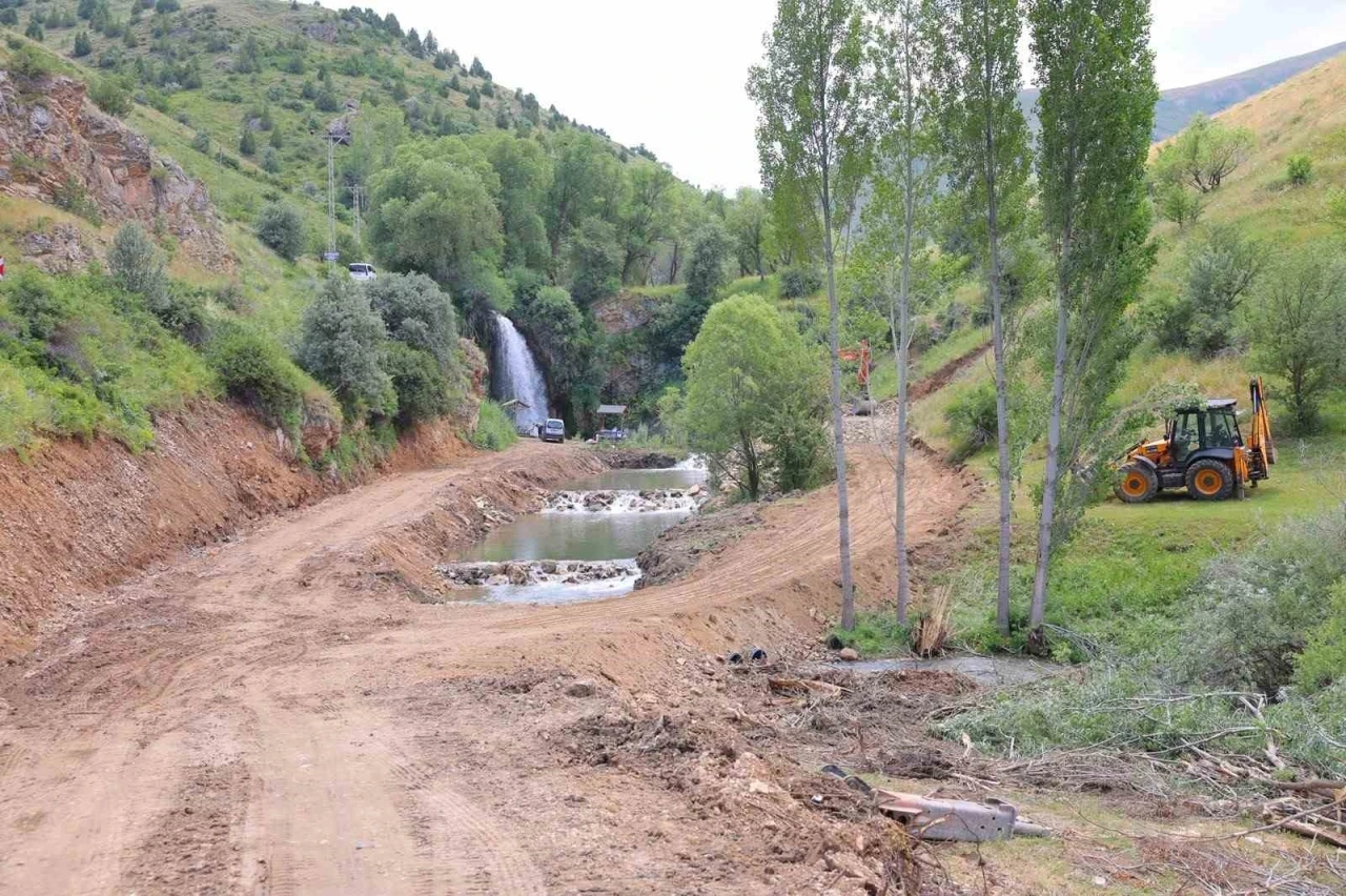 Sırakayalar Şelalesi&rsquo;nde &ccedil;evre d&uuml;zenleme &ccedil;alışmaları s&uuml;r&uuml;yor
