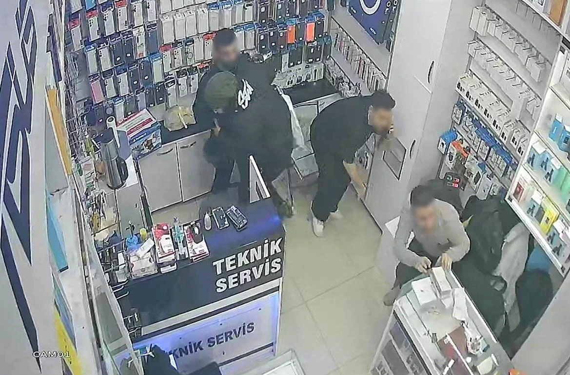 Sirkeci&rsquo;de işten &ccedil;ıkarılan şahıs iş yerine silahla ateş a&ccedil;tı
