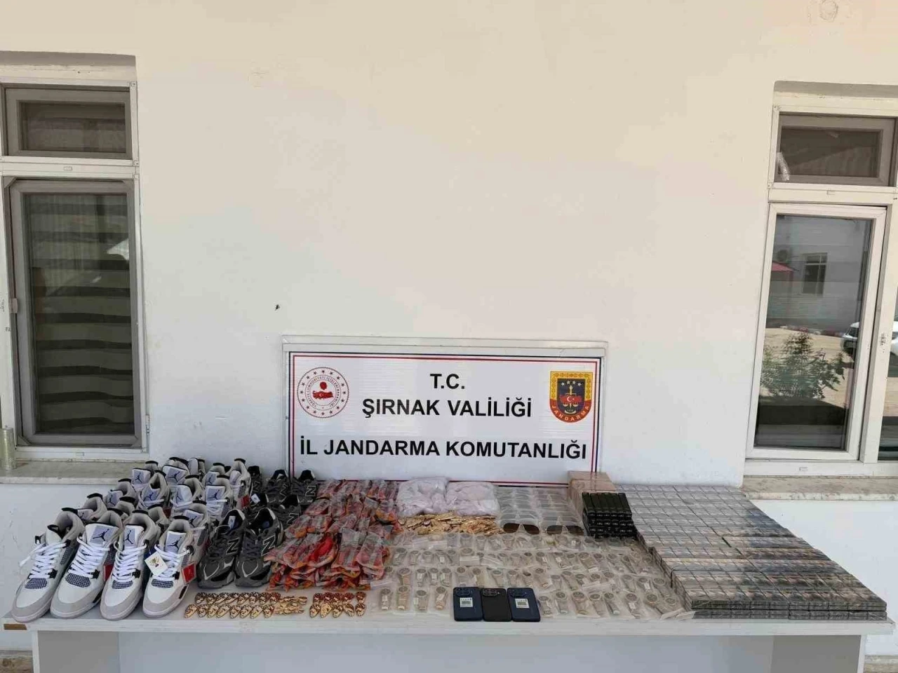 Şırnak&rsquo;ta 16,7 milyon liralık uyuşturucu ve g&uuml;mr&uuml;k ka&ccedil;ağı malzeme ele ge&ccedil;irildi
