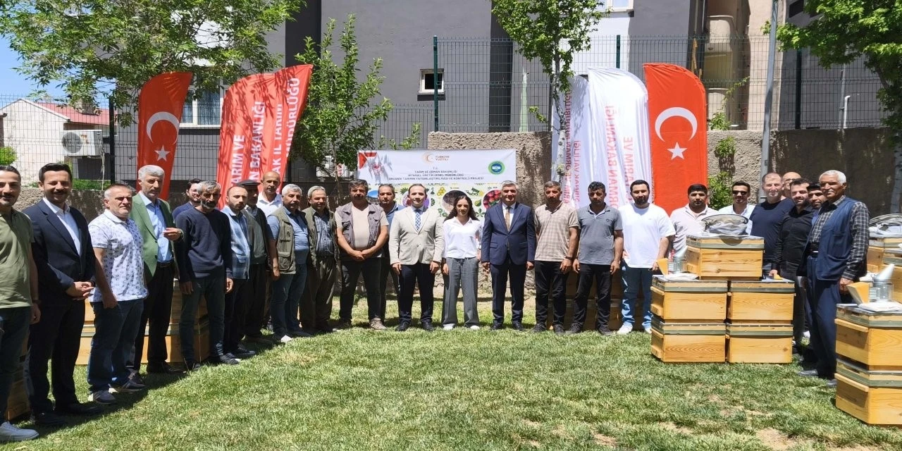 Şırnak&rsquo;ta 25 &uuml;reticiye y&uuml;zde 75 hibeli arıcılık ekipmanı dağıtıldı
