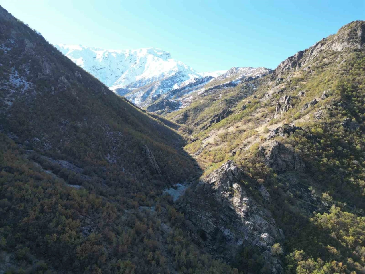 Şırnak’ta 3 bin rakımlı karlı dağlar mest etti
