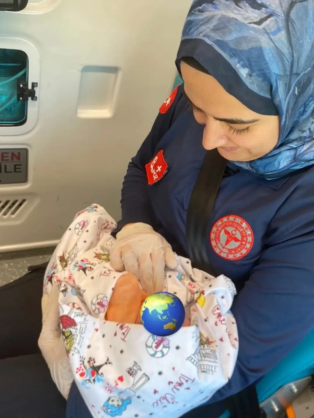 Şırnak&rsquo;ta anne hastaneye yetişemedi, sağlık ekibi bebeği ambulansta doğurttu
