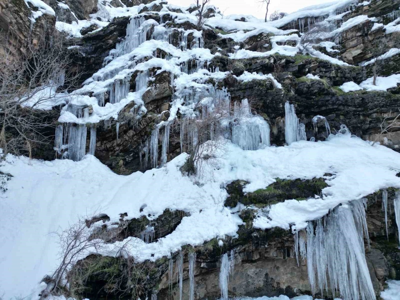 Şırnak&rsquo;ta etkili olan karla &rsquo;Kanlıdere&rsquo; beyaza b&uuml;r&uuml;nd&uuml;
