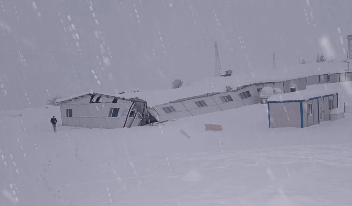 Şırnak&rsquo;ta hastane şantiyesinde &ccedil;&ouml;kme paniği: Konteyner yemekhane &ccedil;atısı yıkıldı
