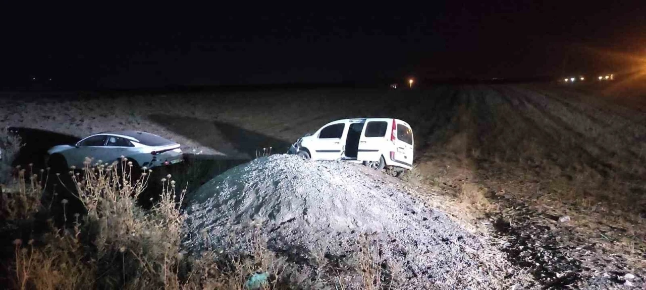 Şırnak’ta iki araç yoldan çıkarak tarlaya uçtu, sürücüler yara almadan kurtuldu
