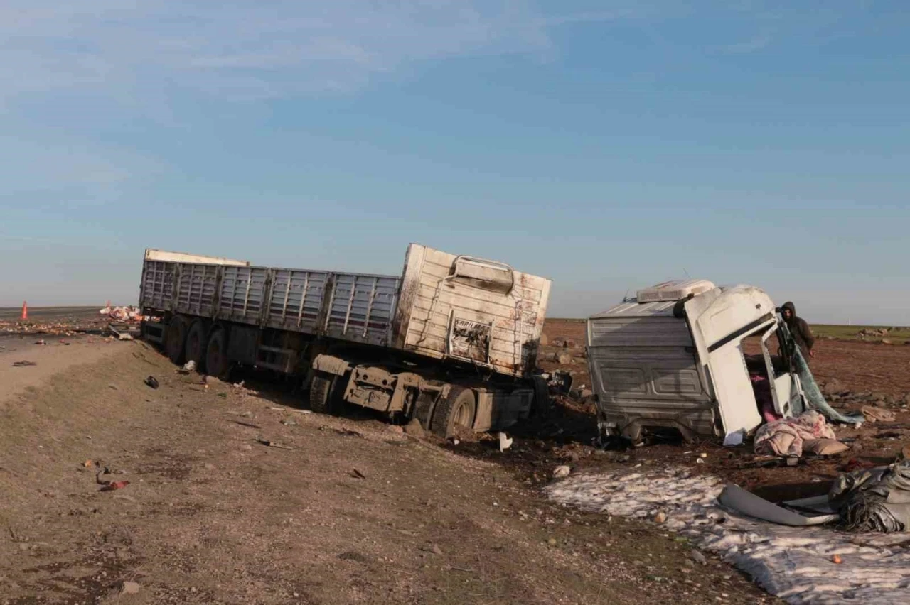 Şırnak&rsquo;ta iki tır &ccedil;arpıştı: 2 yaralı
