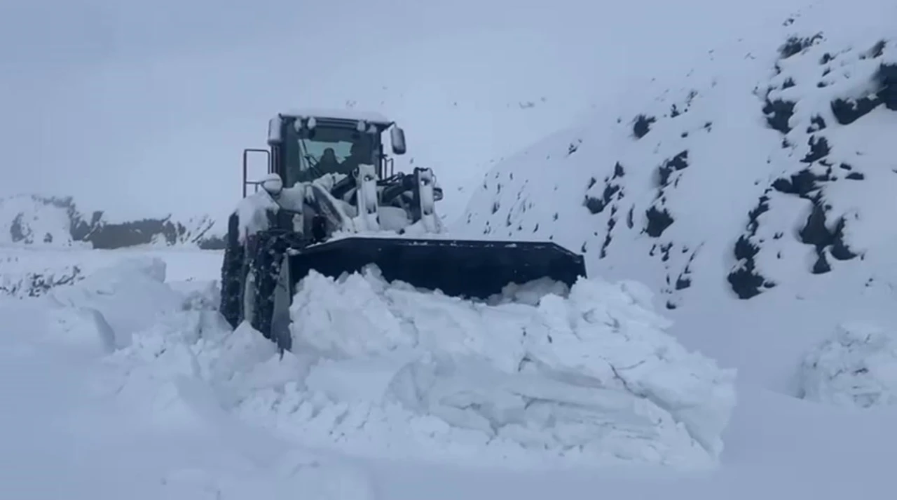 Şırnak’ta kar esareti: Beyaz örtü yarım metreyi geçti
