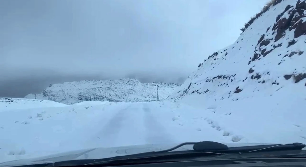 Şırnak’ta kar yolları kapattı, beyaz esaret başladı
