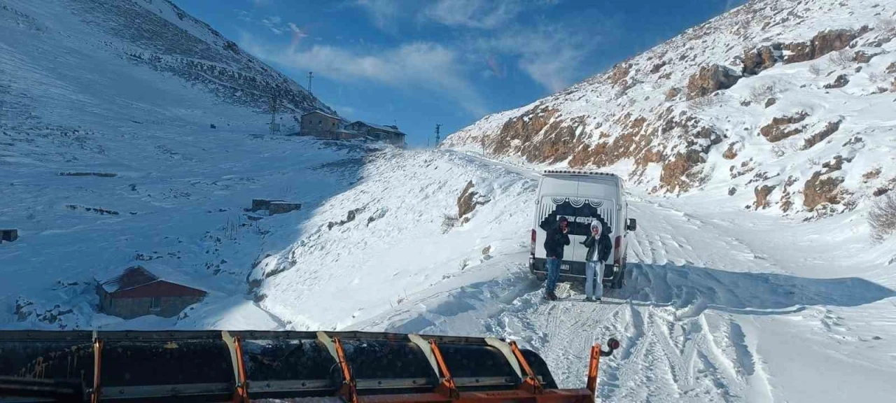 Şırnak&rsquo;ta karda mahsur kalan 12 kişi 3 saatlik &ccedil;alışmayla kurtarıldı
