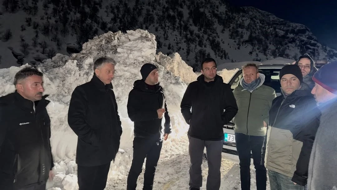 Şırnak&rsquo;ta karla m&uuml;cadele gece boyu s&uuml;rd&uuml;
