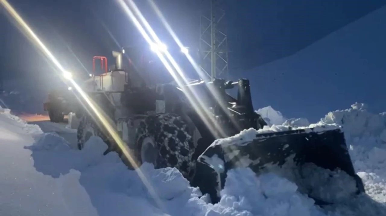 Şırnak&rsquo;ta karla m&uuml;cadele gece de devam ediyor
