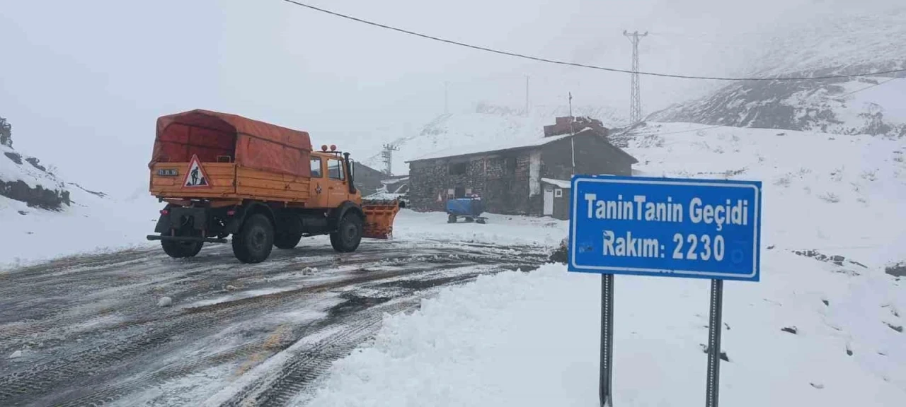 Şırnak’ta karlı yollar açılıyor
