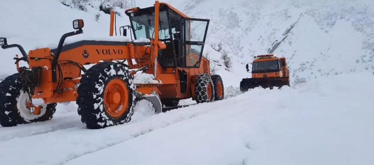 Şırnak&rsquo;ta karlı yollar ulaşıma a&ccedil;ılıyor
