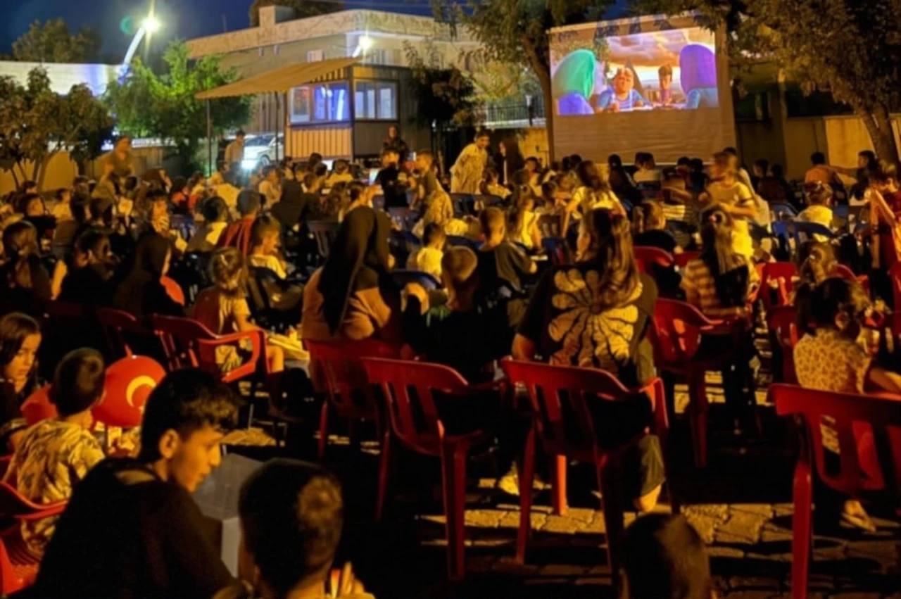 Şırnak&rsquo;ta k&ouml;ylerde yaz akşamları sinema ş&ouml;leni başlıyor
