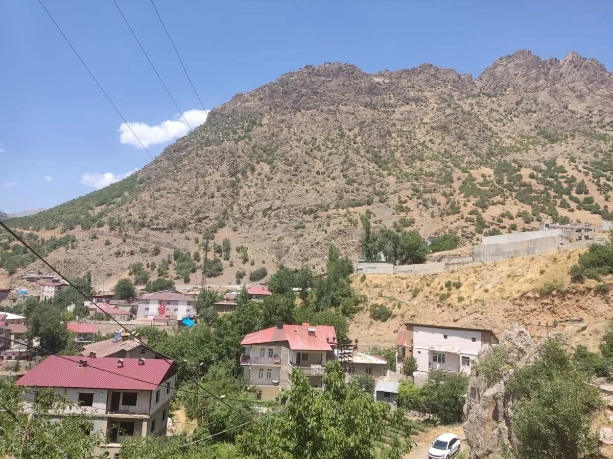 Şırnak&rsquo;ta nefes kesen kurtarma operasyonu: Yaylada baygın halde mahsur kalan kadın helikopterle kurtarıldı
