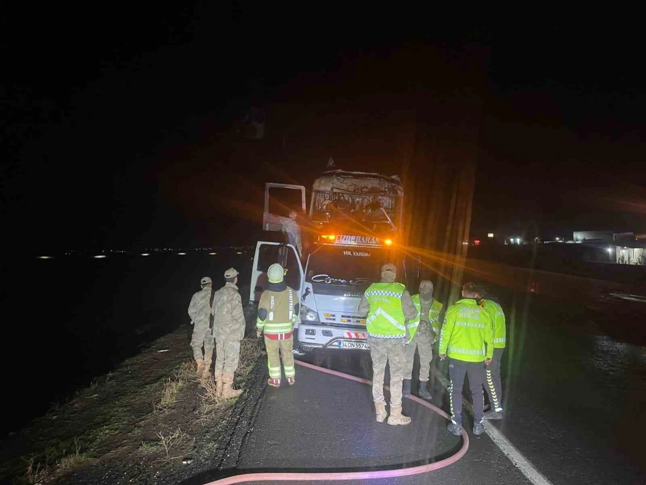 Şırnak&rsquo;ta seyir halindeki tır alevlere teslim oldu
