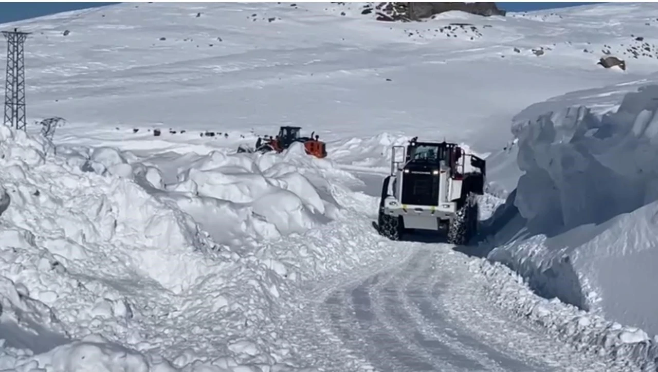 Şırnak&rsquo;ta tipi, k&ouml;y yollarını ulaşıma kapattı
