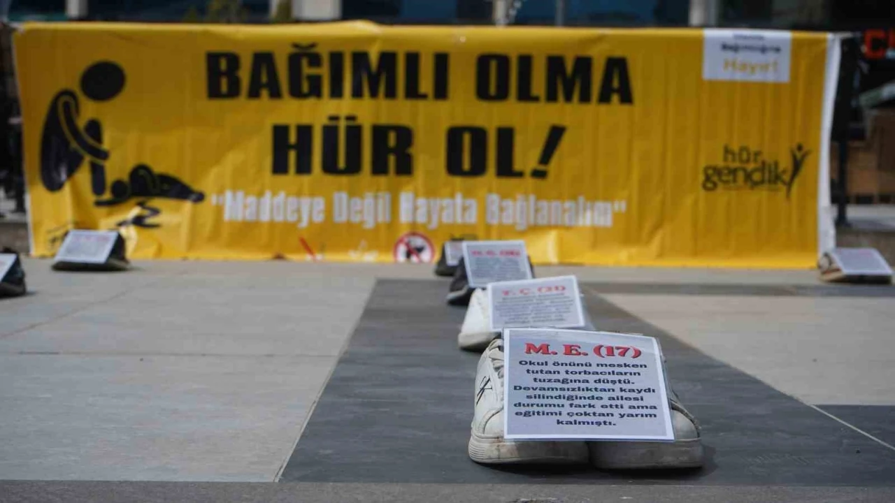Şırnak&rsquo;ta uyuşturucuya karşı dikkat &ccedil;eken sergi: "Bağımlı olma, h&uuml;r ol"
