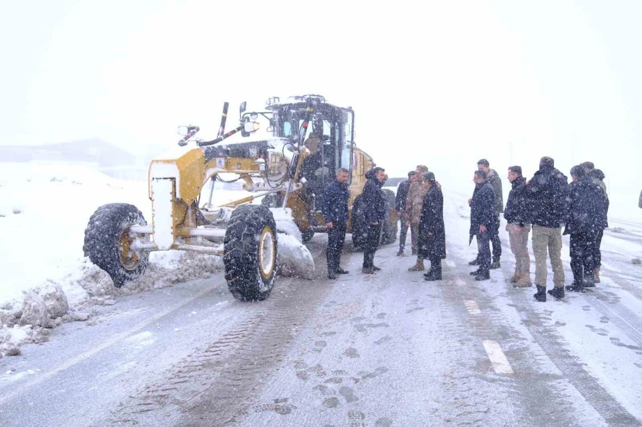 Şırnak&rsquo;ta yoğun kar alarmı: Kriz masası aktif, yollar i&ccedil;in seferberlik
