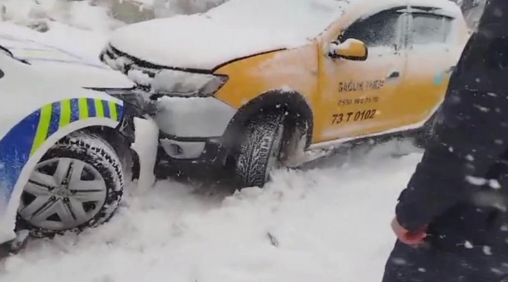 Şırnak&rsquo;ta yoğun kar ve buzlanma zincirleme kazaya neden oldu
