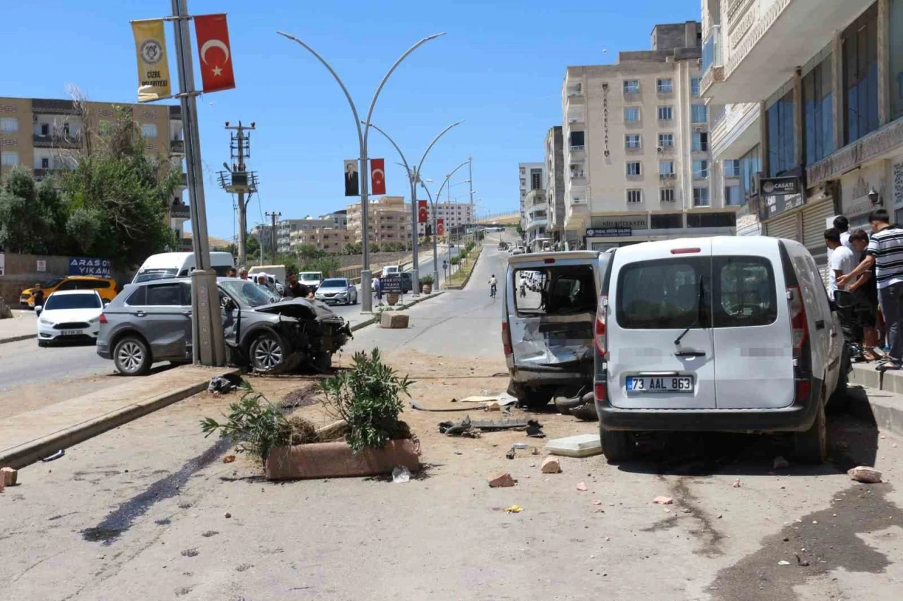 Şırnak&rsquo;ta zincirleme trafik kazası: 4 yaralı
