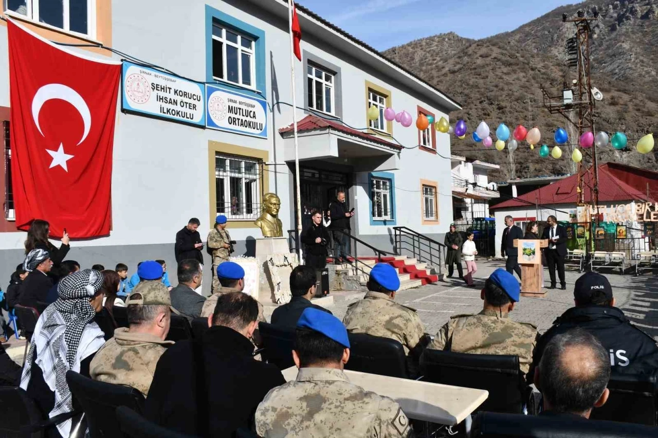 Şırnaklı &ouml;ğrenciler k&ouml;yde kitap yazıp imza g&uuml;n&uuml; etkinliği d&uuml;zenledi
