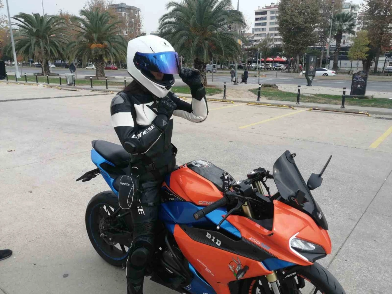 Sırtına “Bugün doğum günüm” yazan motosikletlinin doğum gününü trafikteki sürücüler kutladı